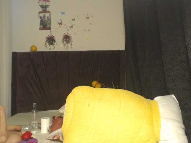 Curvyzaraa live cam on BongaCams