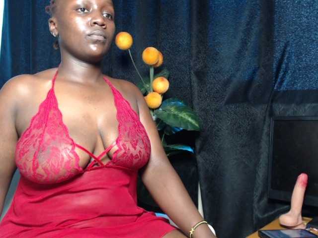 Curvyzaraa live cam on BongaCams