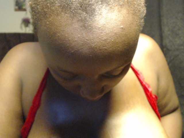 Curvyzaraa live cam on BongaCams