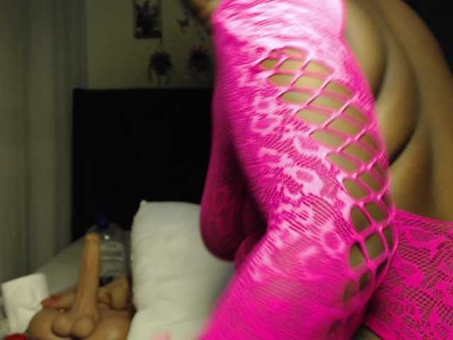 Curvyzaraa live cam on BongaCams