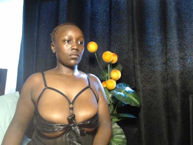 Curvyzaraa live cam on BongaCams