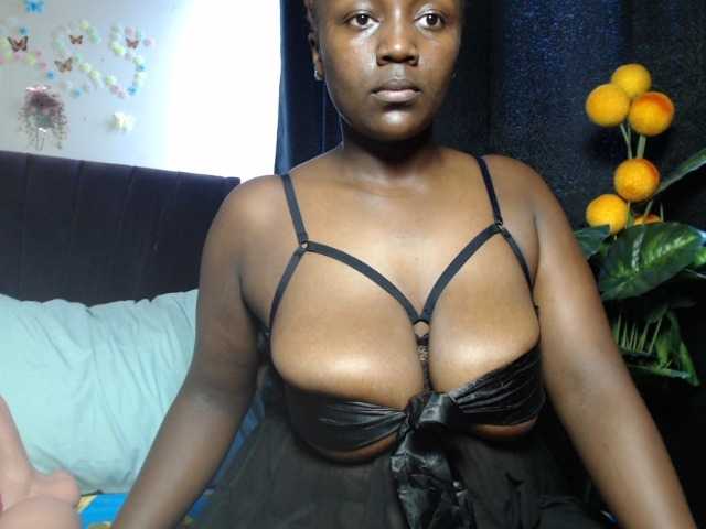 Curvyzaraa live cam on BongaCams