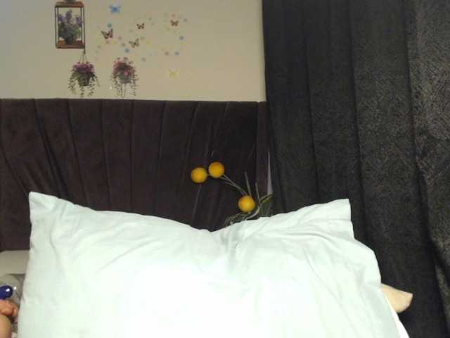 Curvyzaraa live cam on BongaCams