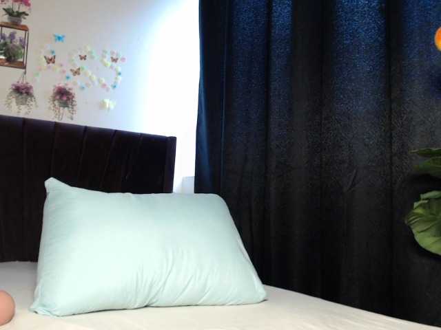 Curvyzaraa live cam on BongaCams