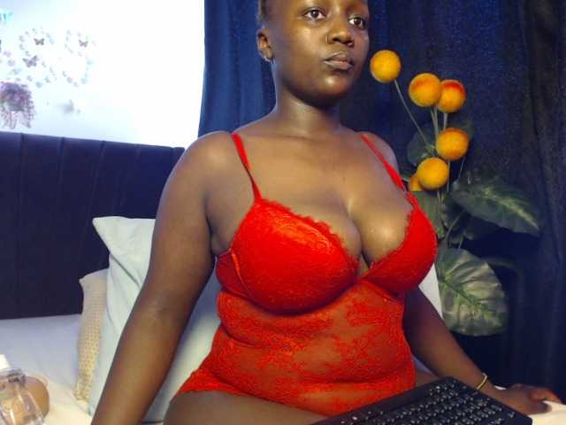 Curvyzaraa live cam on BongaCams