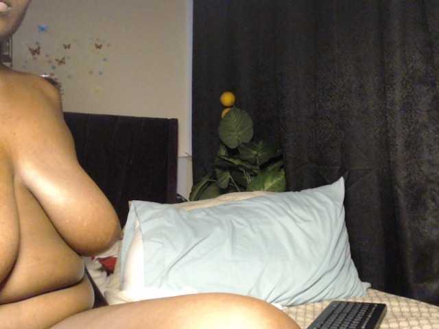 Curvyzaraa, live now on BongaCams