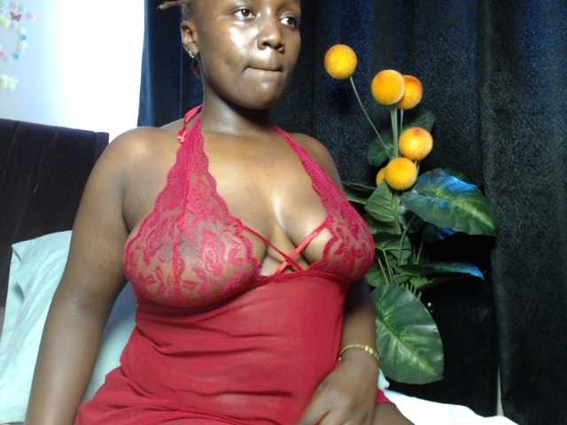 Curvyzaraa live cam on BongaCams