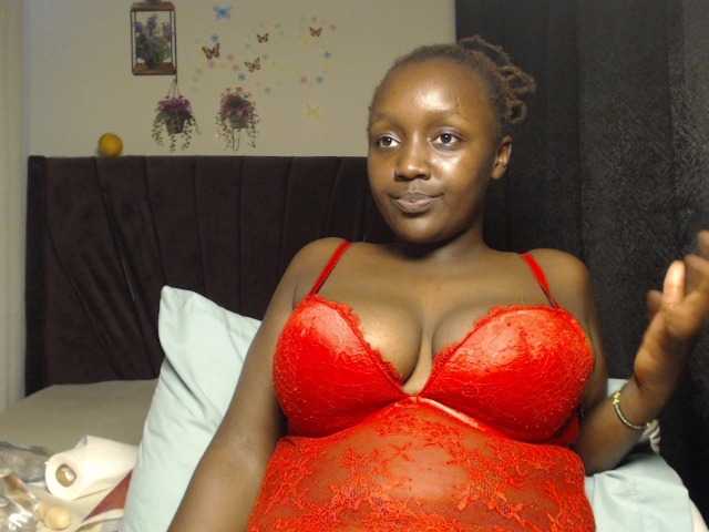 Curvyzaraa live cam on BongaCams