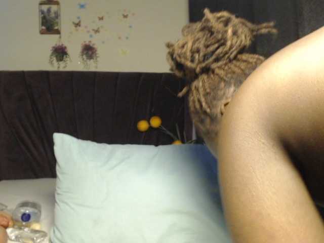 Curvyzaraa live cam on BongaCams