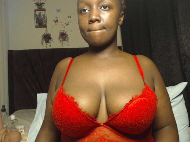 Curvyzaraa live cam on BongaCams