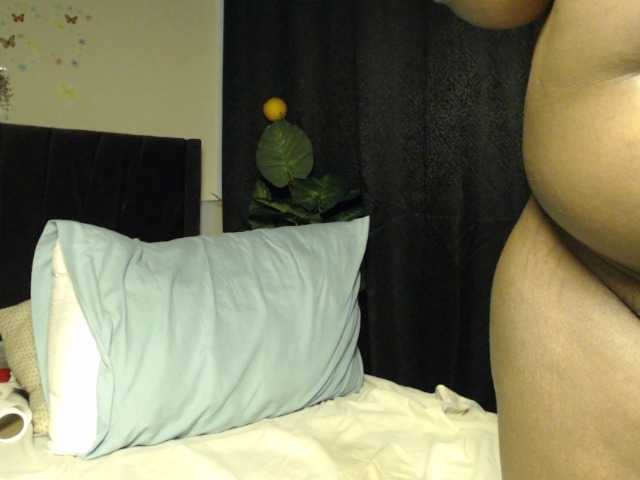 Curvyzaraa live cam on BongaCams