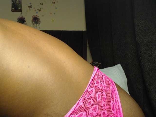Curvyzaraa live cam on BongaCams