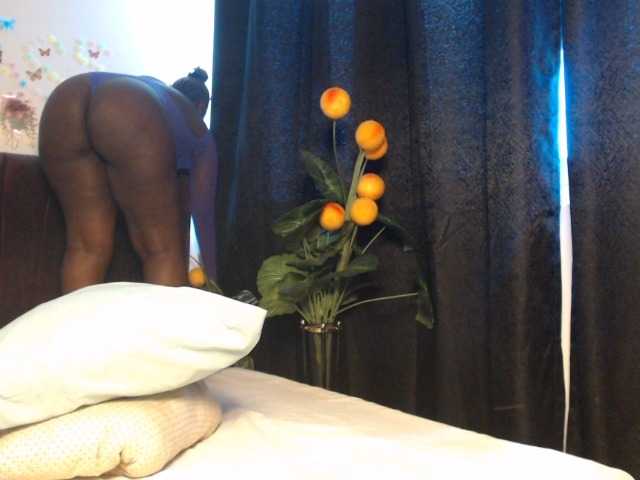 Curvyzaraa live cam on BongaCams