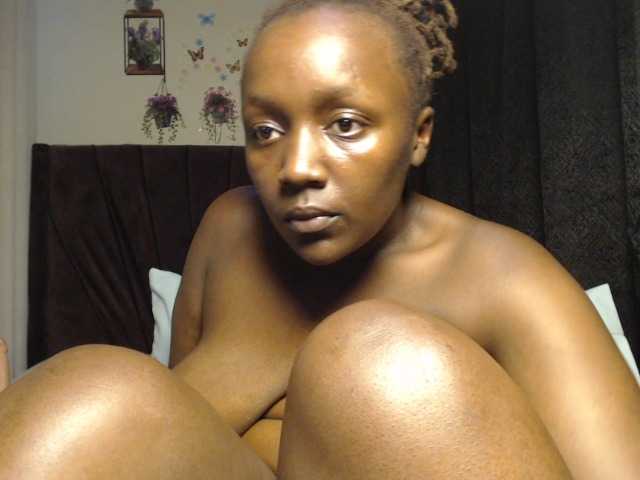 Curvyzaraa live cam on BongaCams