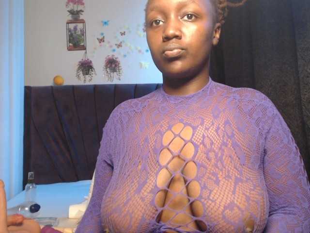 Curvyzaraa live cam on BongaCams