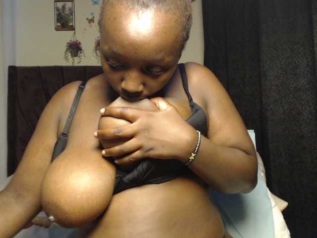 Curvyzaraa live cam on BongaCams