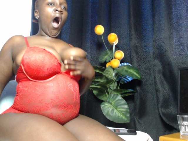 Curvyzaraa live cam on BongaCams