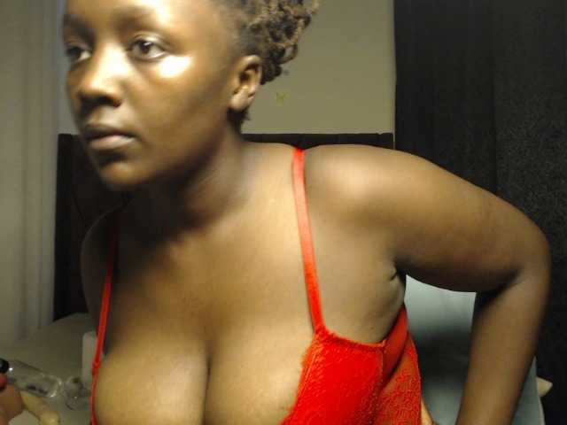 Curvyzaraa live cam on BongaCams