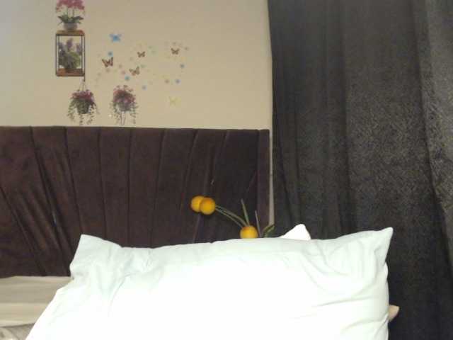 Curvyzaraa live cam on BongaCams