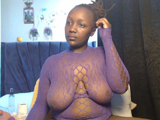 Curvyzaraa live cam on BongaCams