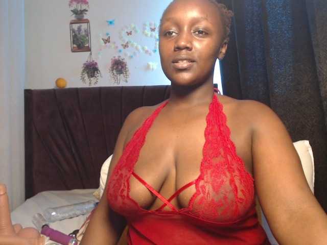 Curvyzaraa live cam on BongaCams