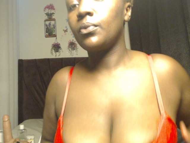 Curvyzaraa live cam on BongaCams