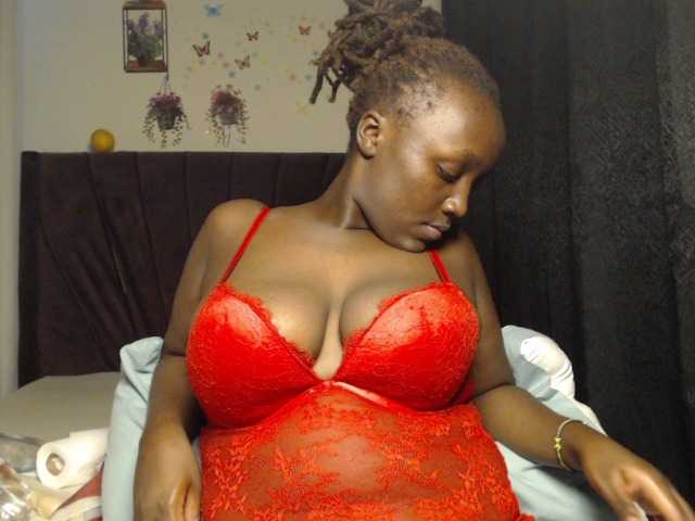 Curvyzaraa live cam on BongaCams