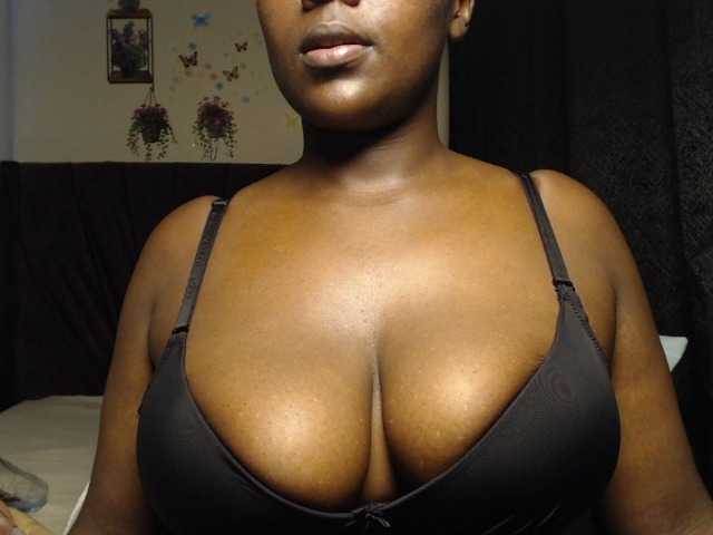 Curvyzaraa live cam on BongaCams