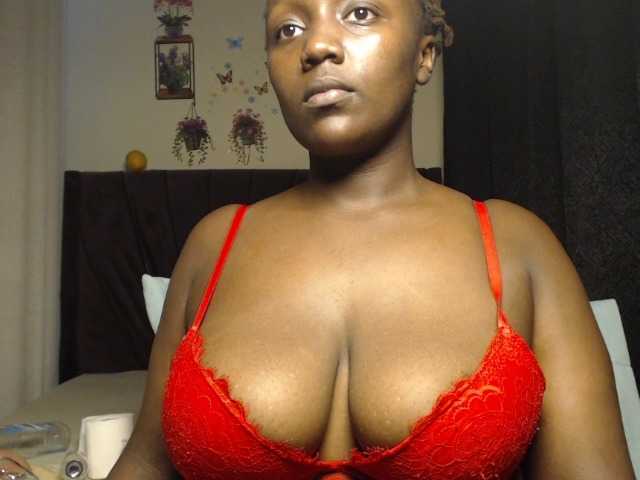Curvyzaraa live cam on BongaCams