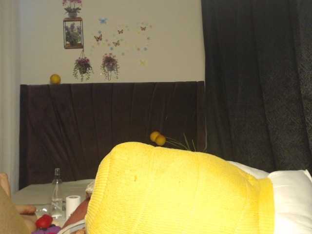 Curvyzaraa live cam on BongaCams