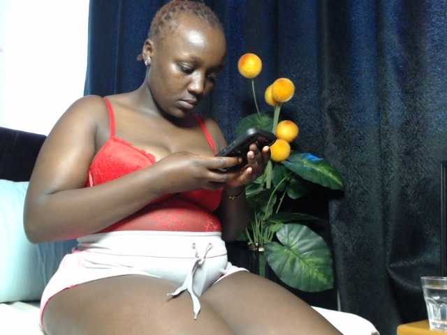 Curvyzaraa live cam on BongaCams
