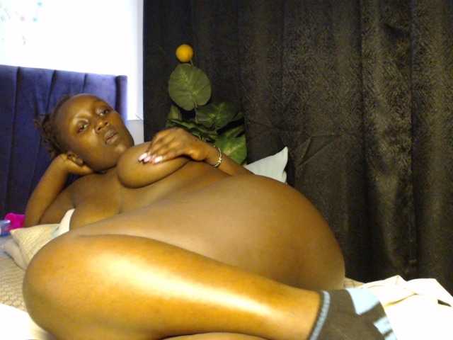 Curvyzaraa live cam on BongaCams