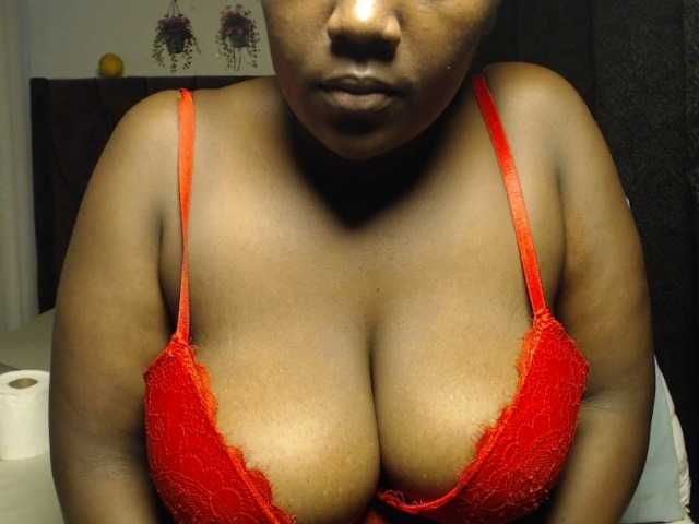 Curvyzaraa live cam on BongaCams