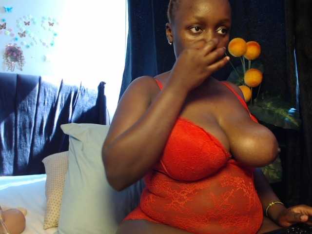 Curvyzaraa live cam on BongaCams