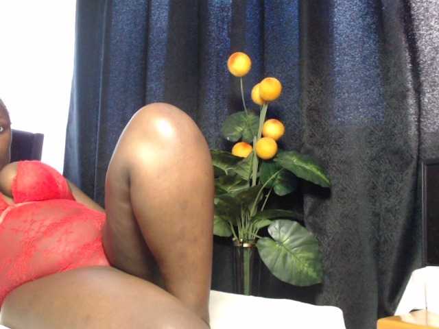 Curvyzaraa live cam on BongaCams