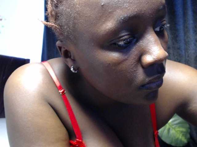 Curvyzaraa live cam on BongaCams