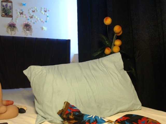 Curvyzaraa live cam on BongaCams
