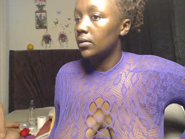 Curvyzaraa live cam on BongaCams