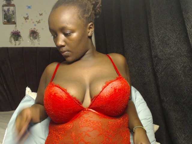 Curvyzaraa live cam on BongaCams