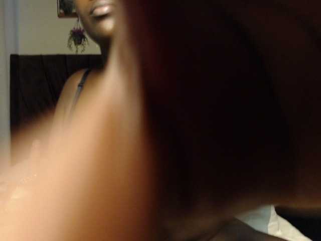 Curvyzaraa live cam on BongaCams