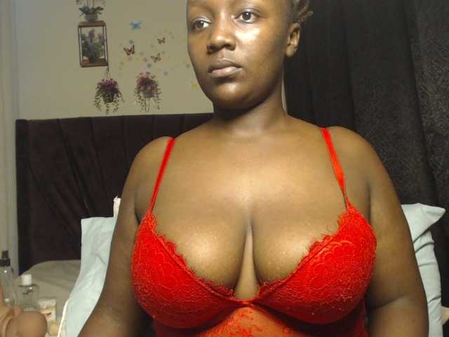 Curvyzaraa live cam on BongaCams