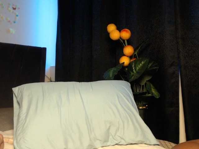 Curvyzaraa live cam on BongaCams