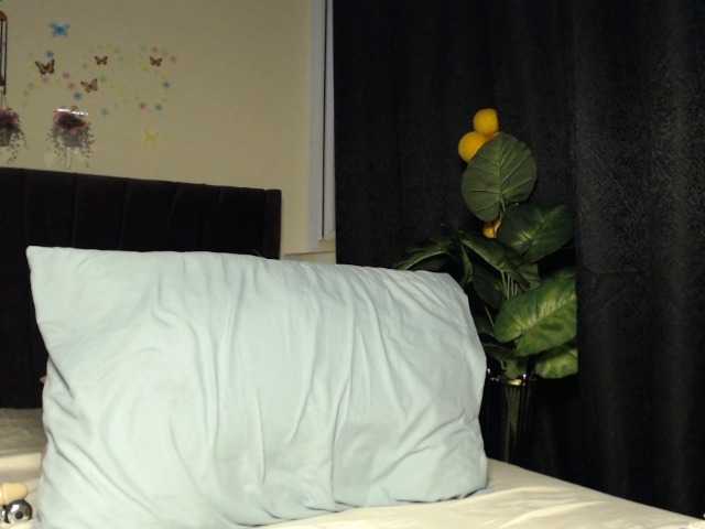 Curvyzaraa live cam on BongaCams