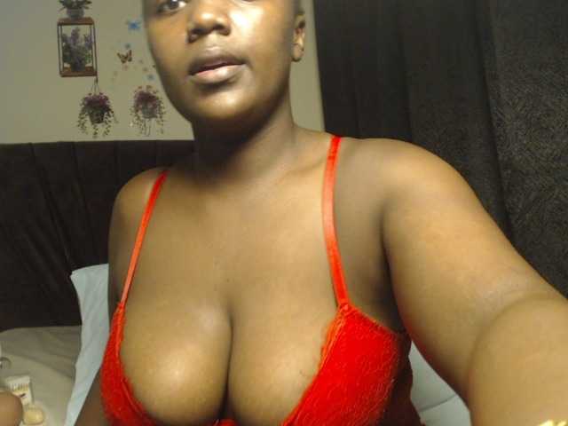 Curvyzaraa live cam on BongaCams
