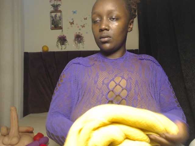 Curvyzaraa live cam on BongaCams