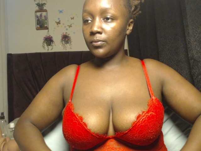 Curvyzaraa live cam on BongaCams