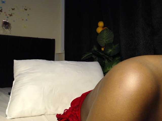 Curvyzaraa live cam on BongaCams