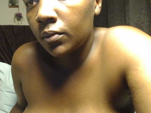Curvyzaraa live cam on BongaCams