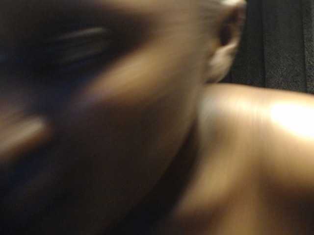 Curvyzaraa live cam on BongaCams
