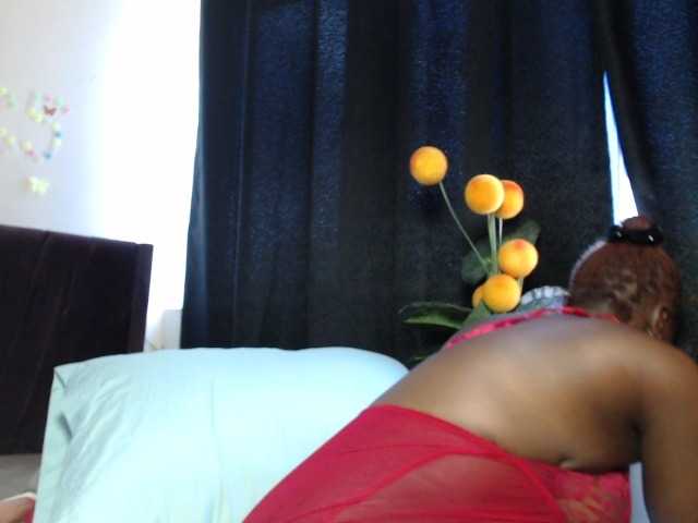 Curvyzaraa live cam on BongaCams